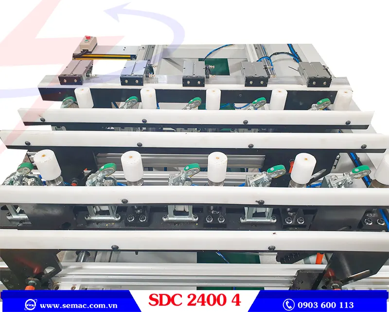 MÁY LÀM MỘNG ÂM CNC 4 TRỤC 2400MM - SDC 2400 4 3 Bàn làm việc máy làm mộng âm cnc 4 trục 2400mm SDC 2400 4 | SEMAC