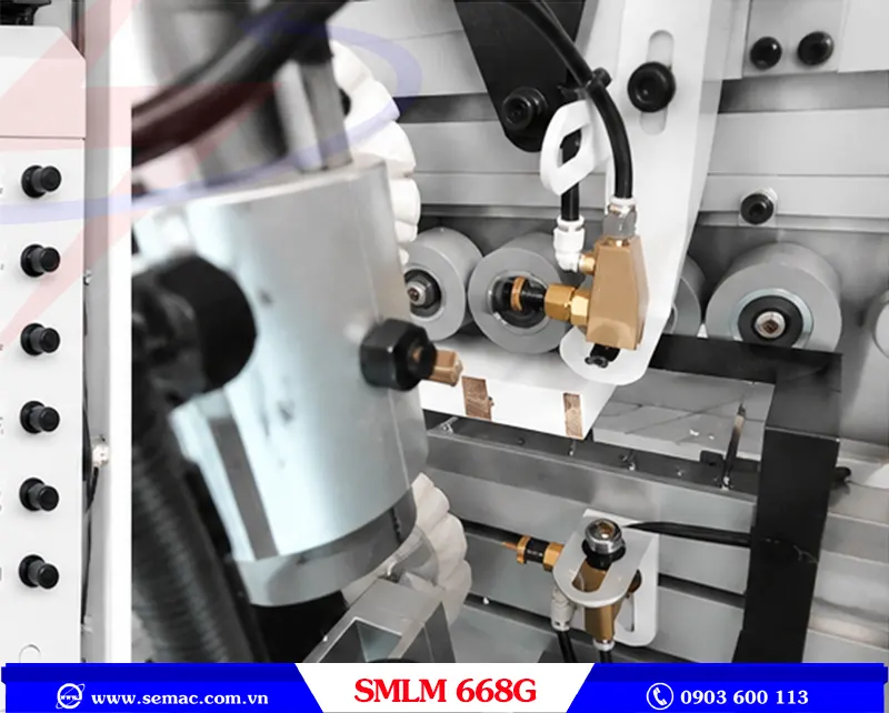 MÁY DÁN CẠNH LASER TẢI NẶNG - SMLM 668G 7 Phun dung dịch đánh bóng máy dán cạnh laser tải nặng SMLM 668G | SEMAC