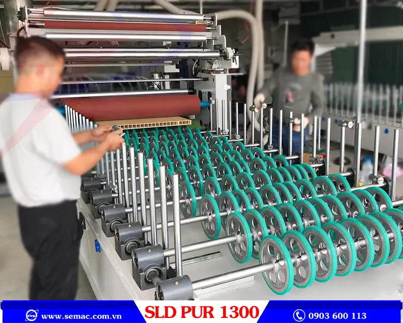CHUYỀN PHỦ MẶT PHẲNG CÁNH CỬA - SLD PUR 1300 2 Khuôn ép chuyền phủ mặt phẳng cánh cửa - SLD PUR 1300 | SEMAC