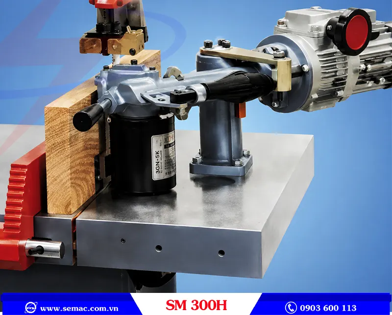 MÁY CƯA LỌNG GỖ ĐỨNG – SM 300H 2 Bộ cấp phôi điều chỉnh tốc độ vô cấp máy cưa lọng gỗ đứng SM 300H | SEMAC