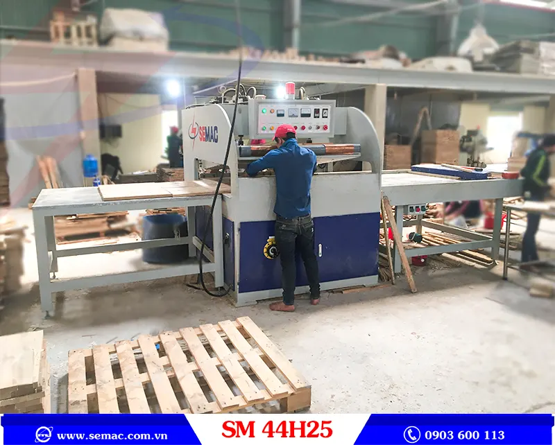 MÁY GHÉP VÁN CAO TẦN KHỔ NHỎ (W1220 x L1220 x T80mm) - SM 44H25 3 Thực tế máy ghép ván cao tần khổ nhỏ SM 44H25 tại xưởng khách hàng | SEMAC